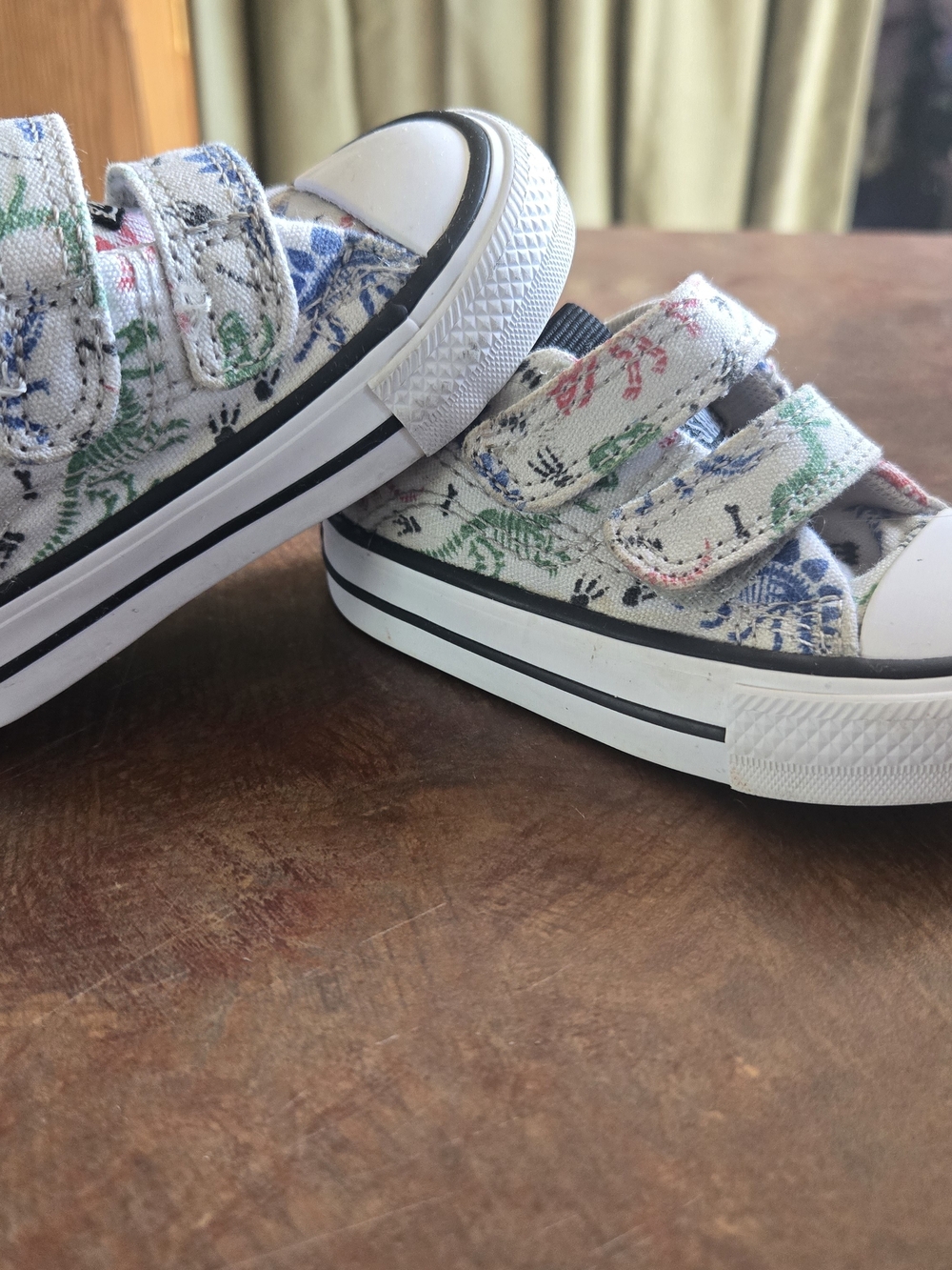 Converse Kids Chuck Taylor All Star 2V Dino Sneakers 3C EUC